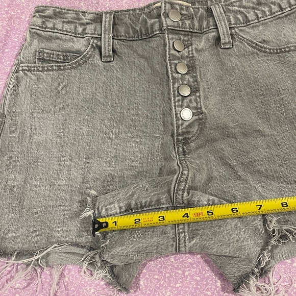 Gray High-Waisted Universal Thread Jean Shorts with Frayed Hem - Picture 4 of 10